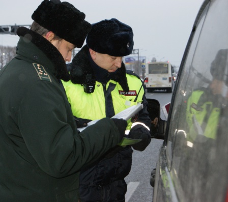 Петербургские таможенники и сотрудники ГИБДД провели совместный рейд